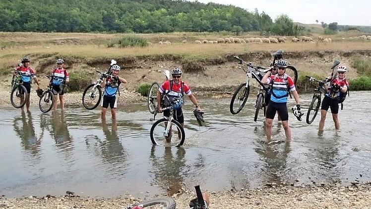 Die "Mumu"-Mountainbiker beim Überqueren eines Baches in den Karpaten  Foto: privat