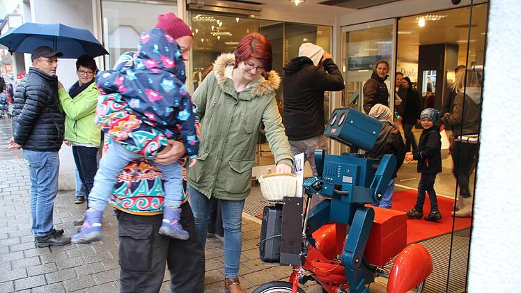 Der Regen hielt die Menschen nicht ab: Mit Schirm, Charme und Taschen ausstaffiert ging es quer durch die Stadt. Die Männer konnten über Autos fachsimpeln und die Kinder Eisenbahn fahren, Dosen werfen oder sich schminken lassen.Christiane Lehmann