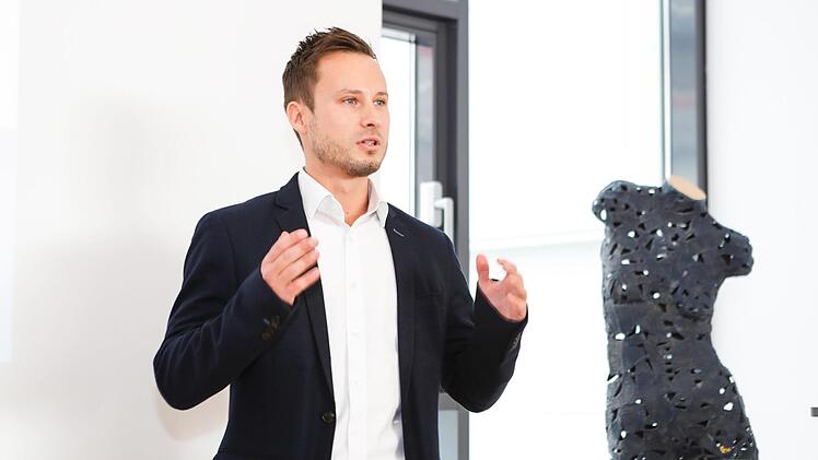 Mainpost-Reporterchef Benjamin Stahl zeigte anhand von Beispielen aus der Redaktion, dass nur sorgfältige Recherche wirksam gegen Fake News ist. Foto: Matthias Hoch