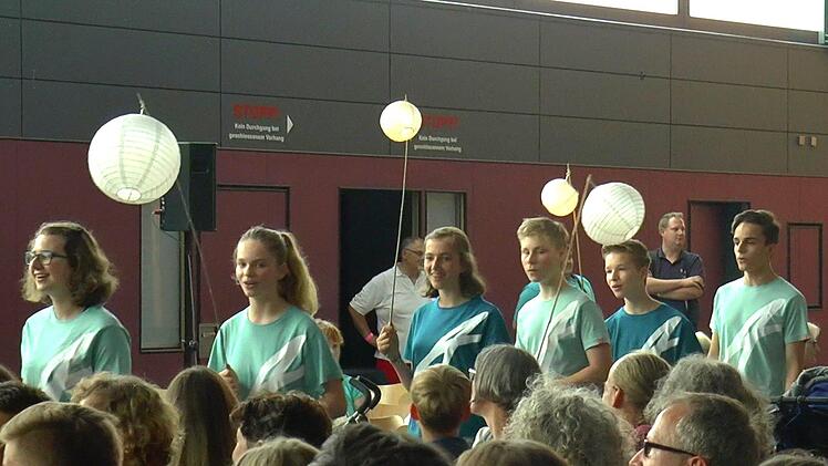 Zum Abschluss zogen alle Camp-Teilnehmer durch das Publikum.Christian Licha