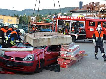 Eine Betonplatte auf einem Pkw - keine leichte Übungsaufgabe für die Feuerwehrleute.Peter Rauch