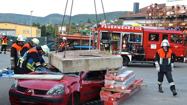 Eine Betonplatte auf einem Pkw - keine leichte Übungsaufgabe für die Feuerwehrleute.Peter Rauch
