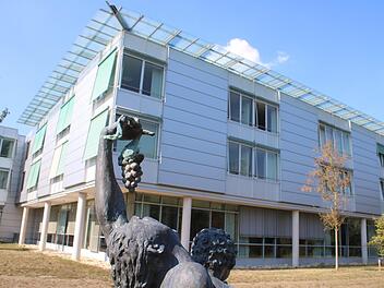 Das Klinikum Forchheim, vom Krankenhaus-Garten aus gesehen, wo eine Harro Frey-Skulptur, gestaltet nach einem Rilke-Gedicht, dazu einlädt, über Geschmack und Fülle nachzudenken.  Foto: Ekkehard Roepert