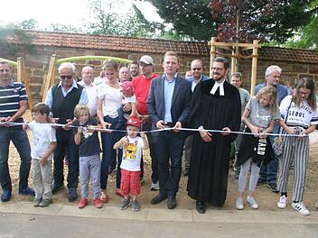 Unter gro&szlig;er Anteilnahme der Bev&ouml;lkerung wurde der Spielplatz am Schlossplatz in Bad Rodach offiziell seiner Bestimmung &uuml;bergeben. Bevor das obligatorische Band durchschnitten wurde, segnete Pfarrer Christian Rosenzweig die Einrichtung und alle, die sich dort aufhalten. Foto: Martin Rebhan