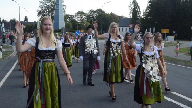 Auch die Privilegierte SG Ludwigsstadt war beim Festumzug des des Schützenvereins "Rennsteig" in Steinbach dabei. Foto: Karl-Heinz Hofmann