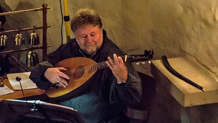 Stimmungsvolle Klänge zur Advents- und Weihnachtszeit: Der Melchior-Franck-Kreis Coburg unter seinem Leiter Knut Gramß gestaltete eine Abendmusik in der St.-Nikolaus-Kapelle am Rosengarten.Foto: Jochen Berger