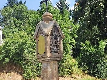 Die Marter an der Ecke Bergstraße und Dreifaltigkeitsweg wurde wieder aufgestellt.  Foto: Eduard Nöth