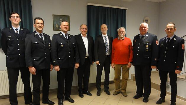 Kommandant Maximilian Metz (von links) mit den Ehrenmitgliedern Ralf Schmitt, Robert Goll, Stadtrat Klaus Bollwein, Oberb&uuml;rgermeister Kay Blankenburg und Werner Manger, Ehrenkommandant Gregor Metz und Zweiter Kommandant Fabian Baier. Fotos: Wolfgang Wimmel