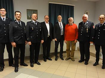 Kommandant Maximilian Metz (von links) mit den Ehrenmitgliedern Ralf Schmitt, Robert Goll, Stadtrat Klaus Bollwein, Oberbürgermeister Kay Blankenburg und Werner Manger, Ehrenkommandant Gregor Metz und Zweiter Kommandant Fabian Baier. Fotos: Wolfgang Wimmel