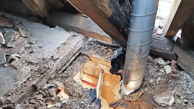 Das Abgasrohr löste offenbar den Schwelbrand aus.