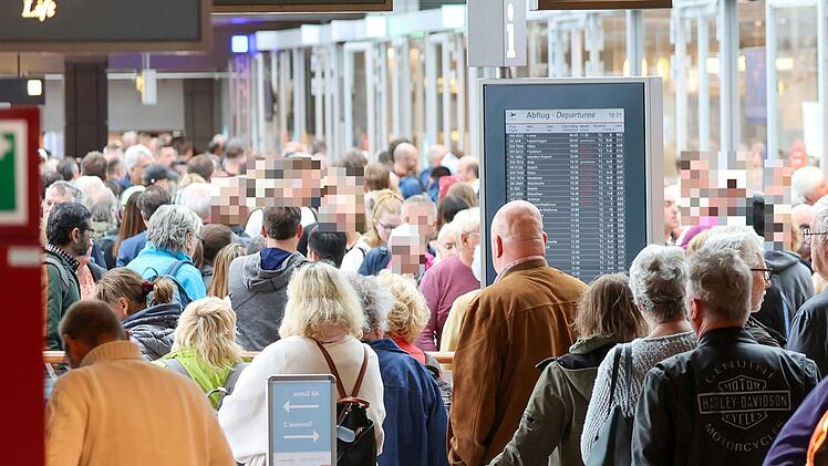 Flughafen Nürnberg: Unbedachte Aktion hat Folgen für Hunderte Passagiere - "unangenehm"