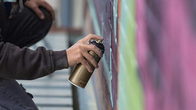 Nürnberg: Graffiti-Sprayer beschmiert Polizeipräsidium - Tatverdächtiger ermittelt