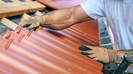In den 16 Dachdeckerbetrieben im Kreis Kulmbach arbeiten laut einer Pressemitteilung der Gewerkschaft IG Bau 110 Beschäftigte. Die Gewerkschaft fordert mehr Geld für sie.