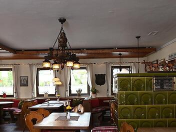 Der Innenraum im Br&auml;ust&uuml;bl bietet viel Platz in traditionellen Wirtshausambiente.