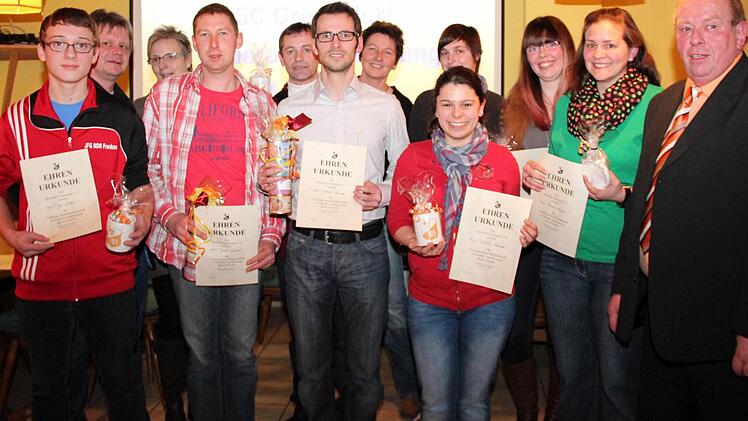 Die Geehrten mit dem Vorsitzenden Erich Geyer (r.) Foto: Johanna Blum