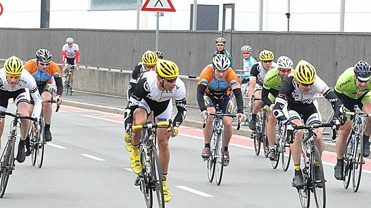 Zielsprint im Jedermann-Rennen, im Hintergrund (orange-blau) die beiden Kulmbacher