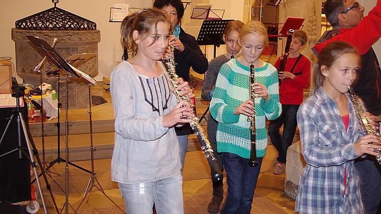 110 überwiegend junge Holzbläser schritten zum Auftakt des Konzerts musizierend durch die Kirche.