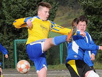 Und hoch das Bein: Maxemilian Bott vom TSV Nüdlingen (links) lässt Kai Bach von der SG Poppenlauer in Deckung gehen. Foto: ssp