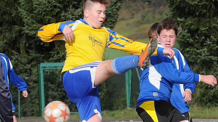 Und hoch das Bein: Maxemilian Bott vom TSV Nüdlingen (links) lässt Kai Bach von der SG Poppenlauer in Deckung gehen. Foto: ssp