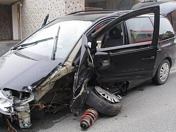 Der Van, der aus Richtung Fürth am Berg in Mitwitz eingefahren war, wurde vom Kombi auf der Fahrerseite getroffen. Fotos: Marco Meißner
