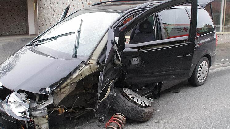 Der Van, der aus Richtung Fürth am Berg in Mitwitz eingefahren war, wurde vom Kombi auf der Fahrerseite getroffen. Fotos: Marco Meißner