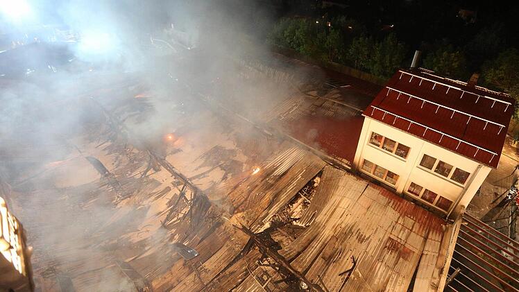 Halle und Bistro wurden zerstört, das Wohnhaus konnte von der Feuerwehr gerettet werden. Foto: news5