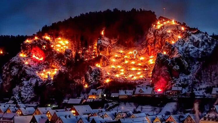 Pottenstein von Lichtern umgeben: Am Drekönigstag 2017 wurden zum Beschluss der Ewigen Anbetung der Pfarrgemeinde Pottenstein wieder hunderte Feuer angezündet. Foto: inFrankenPix-Nutzerin Ramona Schirner