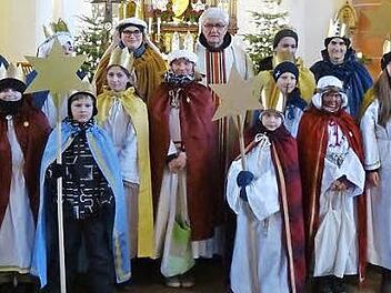 Unser Bild zeigt die Sternsinger mit Pater Andreas (Bildmitte) und den Betreuerinnen Rita Schott-Weber (links) und Claudia Weich (rechts).  Foto: Klaus-Peter Wulf