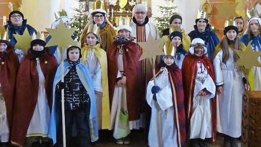 Unser Bild zeigt die Sternsinger mit Pater Andreas (Bildmitte) und den Betreuerinnen Rita Schott-Weber (links) und Claudia Weich (rechts).  Foto: Klaus-Peter Wulf