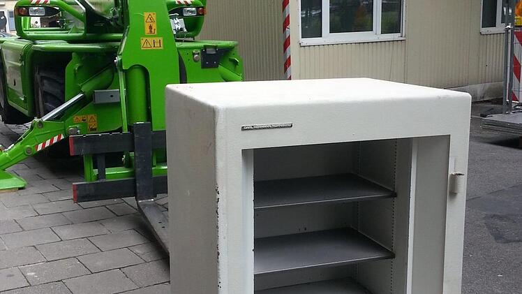 Im Juni 2016 wurde in einer aufwändigen Aktion ein Tresor über ein Fenster aus dem zweiten Stock geschafft. Foto: Christofzik