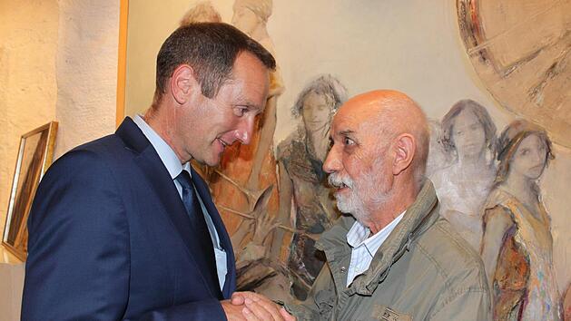 Nicht nur als stellvertretender Landrat, sondern als B&uuml;rgermeister von Eltmann freut sich Michael Ziegler (links), dass Ryszard Opalinksi hier sesshaft wurde.Christiane Reuther