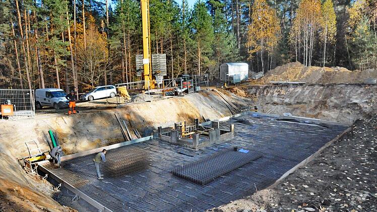 Die  Baustelle des Hochbehälter für die Frischwasserversorgung der Gemeinde  Langensendelbach.      Foto: Karl Heinz Wirth