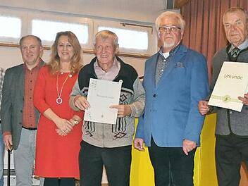 Erster Vorsitzender Ulrich Diezel (3. v. r.), Zweiter Vorsitzender Manfred D&uuml;tsch (3. v. l.) und Schriftf&uuml;hrerin Carmen Scholz (r.) mit den Geehrten Willi Folger, Kassier Andreas Kraus, B&uuml;rgermeisterin Maria Beck (alle 25 Jahre), Erich Jaud (50 Jahre) sowie Altb&uuml;rgermeister und Ehrenmitglied Werner Raab (40 Jahre) Foto: p