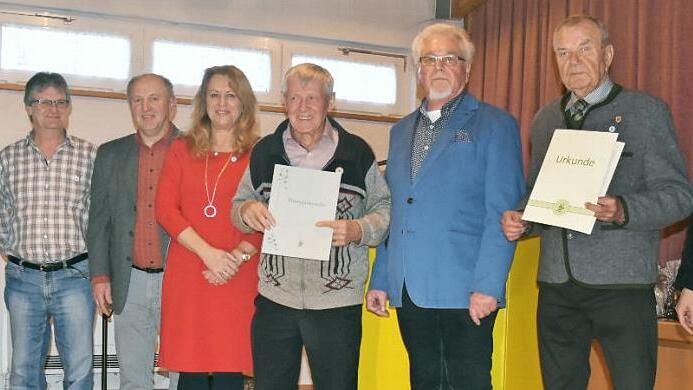 Erster Vorsitzender Ulrich Diezel (3. v. r.), Zweiter Vorsitzender Manfred D&uuml;tsch (3. v. l.) und Schriftf&uuml;hrerin Carmen Scholz (r.) mit den Geehrten Willi Folger, Kassier Andreas Kraus, B&uuml;rgermeisterin Maria Beck (alle 25 Jahre), Erich Jaud (50 Jahre) sowie Altb&uuml;rgermeister und Ehrenmitglied Werner Raab (40 Jahre) Foto: p