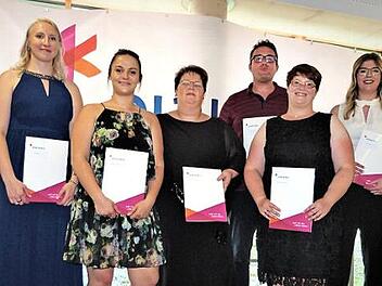 Theresa Hofmann, Alina Haag, Jasmin Luisa Braun, Heike Schmidt, Tobias Eckert, Gabriele Nürmberger und Carina Vogel (von links) hatten eine Eins vorm Komma; mit Bild Schullleiter Jan Banet.  Foto: Werner Reißaus