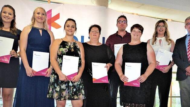 Theresa Hofmann, Alina Haag, Jasmin Luisa Braun, Heike Schmidt, Tobias Eckert, Gabriele Nürmberger und Carina Vogel (von links) hatten eine Eins vorm Komma; mit Bild Schullleiter Jan Banet.  Foto: Werner Reißaus