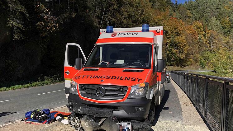 In der Fränkischen Schweiz haben sich am Samstag zwei schwere Motorradunfälle ereignet. Ein Biker krachte in einen Rettungswagen. Foto: News5/Merzbach