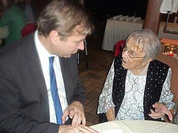 Frieda Leyrer im angeregten Gespräch mit Landrat Hermann Ulm Fotos: Elisabeth Görner