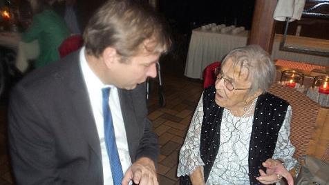 Frieda Leyrer im angeregten Gespräch mit Landrat Hermann Ulm Fotos: Elisabeth Görner