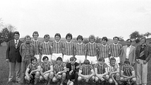 Unser Bild zeigt die Spieler und Funktion&auml;re des SV Obererthal, die in der Saison 1975/76 den Titel in der C-Klasse 13 gewannen: (hinten, von links) 2. Vorsitzender Edgar Lutz, Abteilungsleiter Bruno Weigand, Detlef Fuchs, Georg Brust, Edgar M&uuml;ller, Elmar M&uuml;ller, Robert Kn&uuml;ttel, Walter Trompeter, Friedbert Brust, Spielertrainer Hans Sch&ouml;nau, 1. Vorsitzender Hermann Brust und Torwart Dieter Faust sowie (vorne, von links) Rainer Sitzmann, Michael Neder, G&uuml;nther Mahler, Norbert Schneider, Josef ...