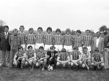 Unser Bild zeigt die Spieler und Funktionäre des SV Obererthal, die in der Saison 1975/76 den Titel in der C-Klasse 13 gewannen: (hinten, von links) 2. Vorsitzender Edgar Lutz, Abteilungsleiter Bruno Weigand, Detlef Fuchs, Georg Brust, Edgar Müller, Elmar Müller, Robert Knüttel, Walter Trompeter, Friedbert Brust, Spielertrainer Hans Schönau, 1. Vorsitzender Hermann Brust und Torwart Dieter Faust sowie (vorne, von links) Rainer Sitzmann, Michael Neder, Günther Mahler, Norbert Schneider, Josef ...