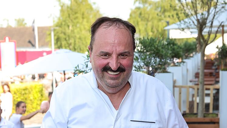 Johann Lafer wirkt, als ob ihn wenig aus der Ruhe bringen kann. Doch auch er ist ein selbstbewusster Show-Mann.