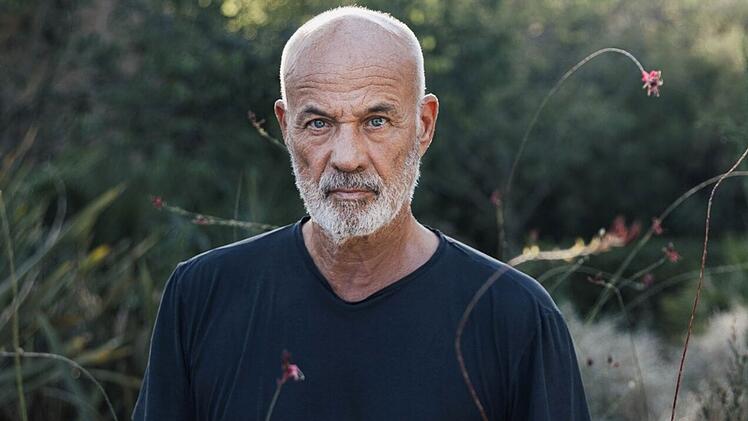 Mit 72 Jahren könnte sich Schauspielstar Heiner Lauterbach noch einmal als "Leading Man" zu einer neuen Krimireihe hinreißen lassen. Im Interview zum "Hagen Benz"-Thriller  spricht er darüber, was uns Menschen glücklich macht.