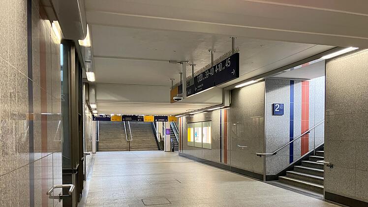 Unterf&uuml;hrung zwischen Eingang und Aufg&auml;ngen in Kaiserslautern.