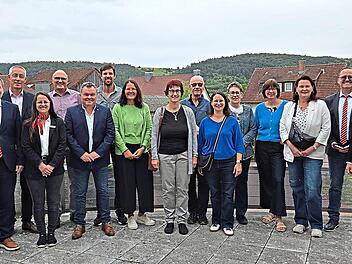Beratungscenter-Leitung Matthias Warmuth (links) neben Tamara Rettner sowie Achim Lederer und Bianca Mende (beide rechts) mit Vertretern der Vereine. Ursula Scherpf