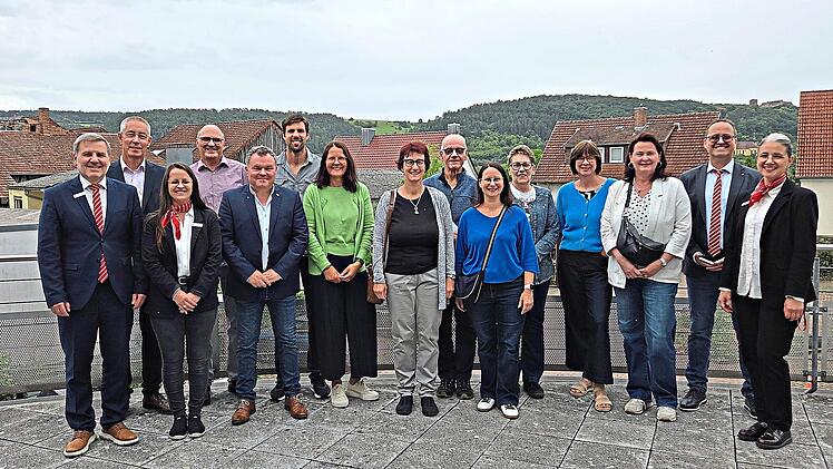 Beratungscenter-Leitung Matthias Warmuth (links) neben Tamara Rettner sowie Achim Lederer und Bianca Mende (beide rechts) mit Vertretern der Vereine. Ursula Scherpf