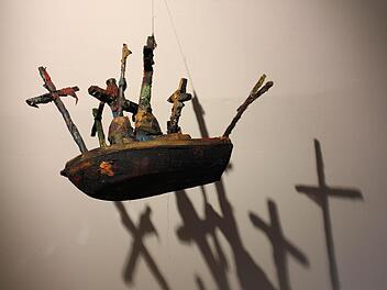 Bizarre Schatten wirft das Objekt "Kreuzfahrt auf dem Mittelmeer".  Fotos: Sina Mattheus