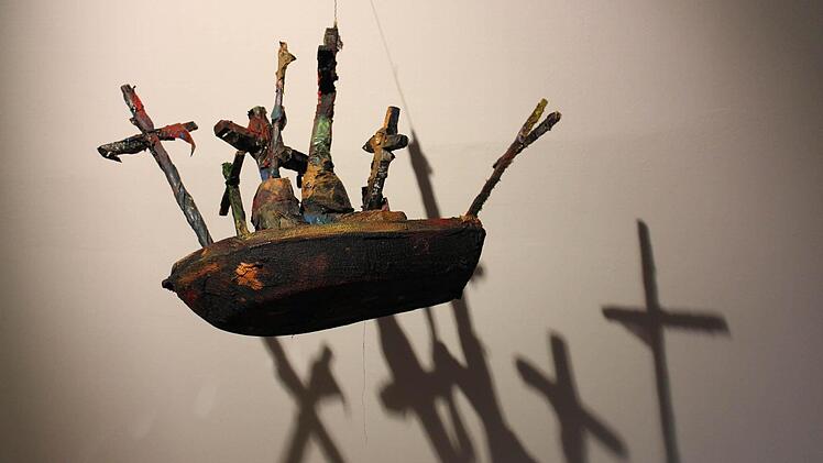 Bizarre Schatten wirft das Objekt "Kreuzfahrt auf dem Mittelmeer".  Fotos: Sina Mattheus