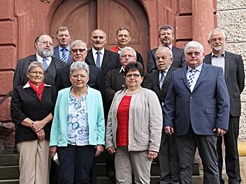 Vor 50 Jahren wurden diese Frauen und Männer konfirmiert und konnten mit Pfarrer Manfred Greinke (hinten Zweiter von rechts) das Fest ihrer goldenen Konfirmation feiern. Foto: Helmut Will