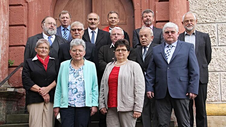 Vor 50 Jahren wurden diese Frauen und Männer konfirmiert und konnten mit Pfarrer Manfred Greinke (hinten Zweiter von rechts) das Fest ihrer goldenen Konfirmation feiern. Foto: Helmut Will
